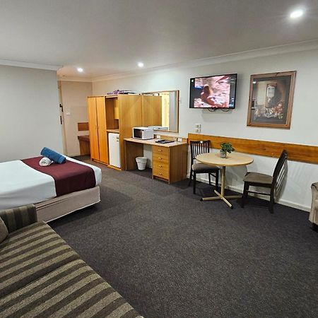 Hilltops Retreat Motor Inn Young Buitenkant foto