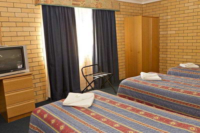 Hilltops Retreat Motor Inn Young Kamer foto