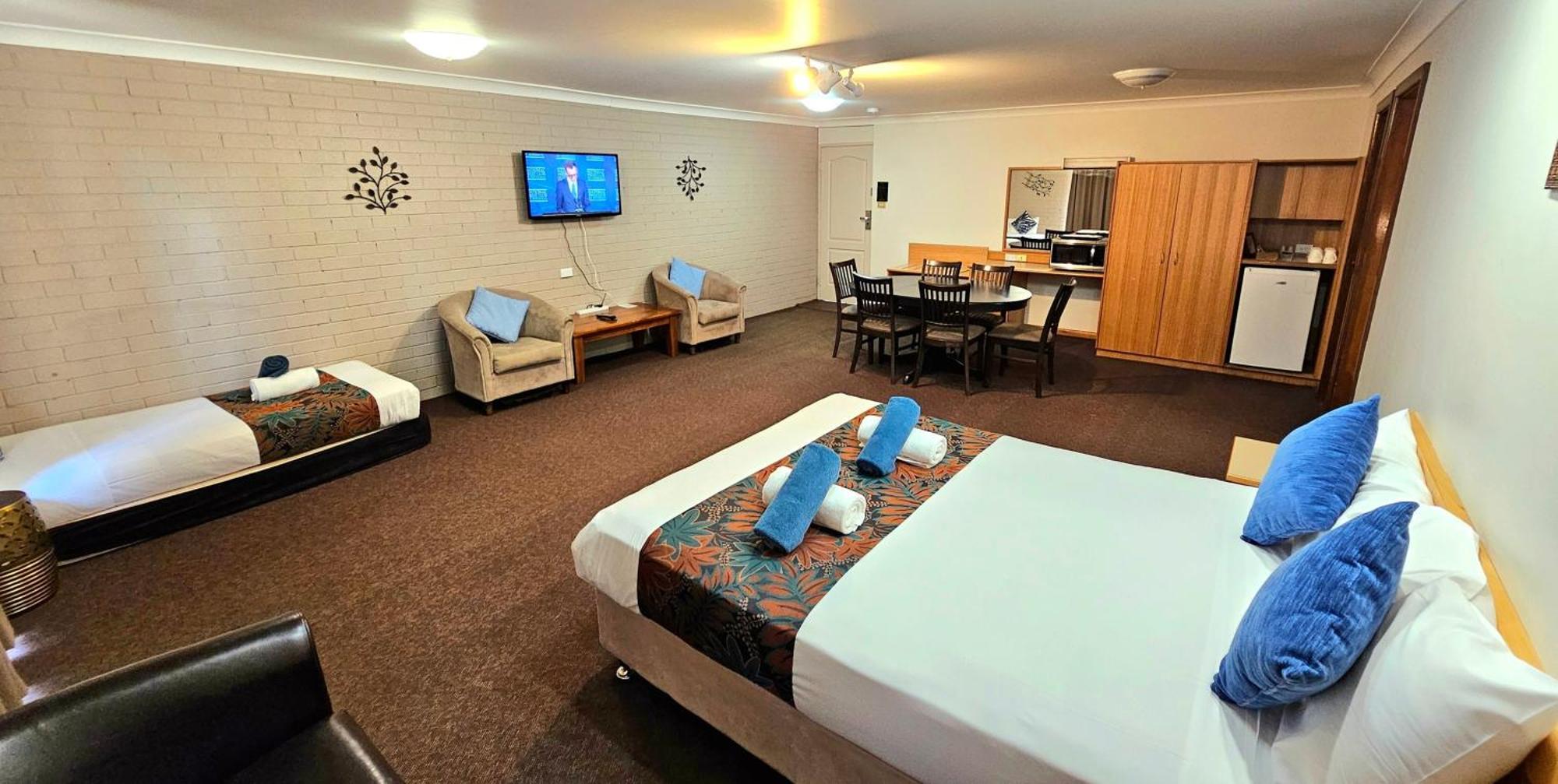 Hilltops Retreat Motor Inn Young Buitenkant foto