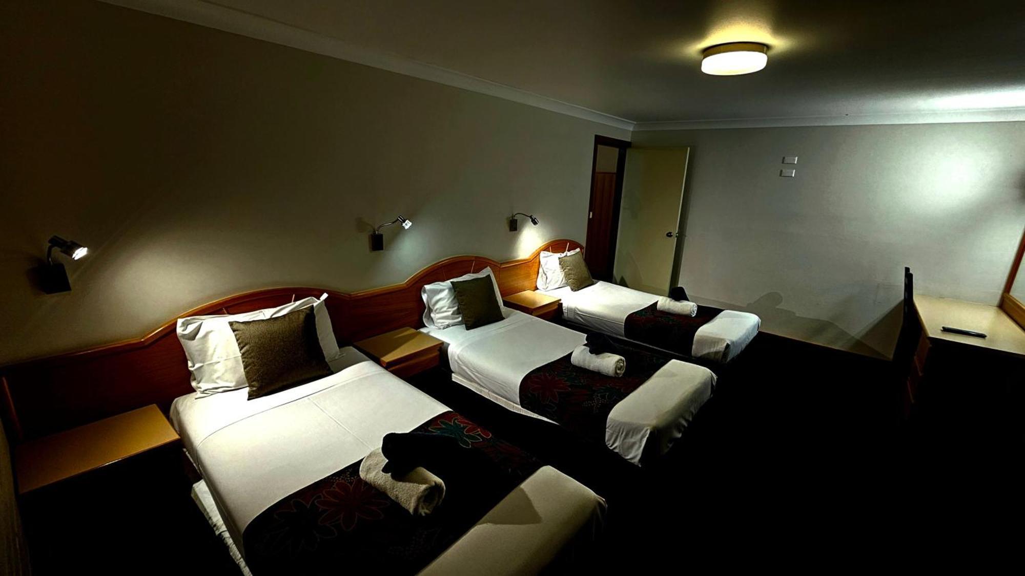 Hilltops Retreat Motor Inn Young Buitenkant foto