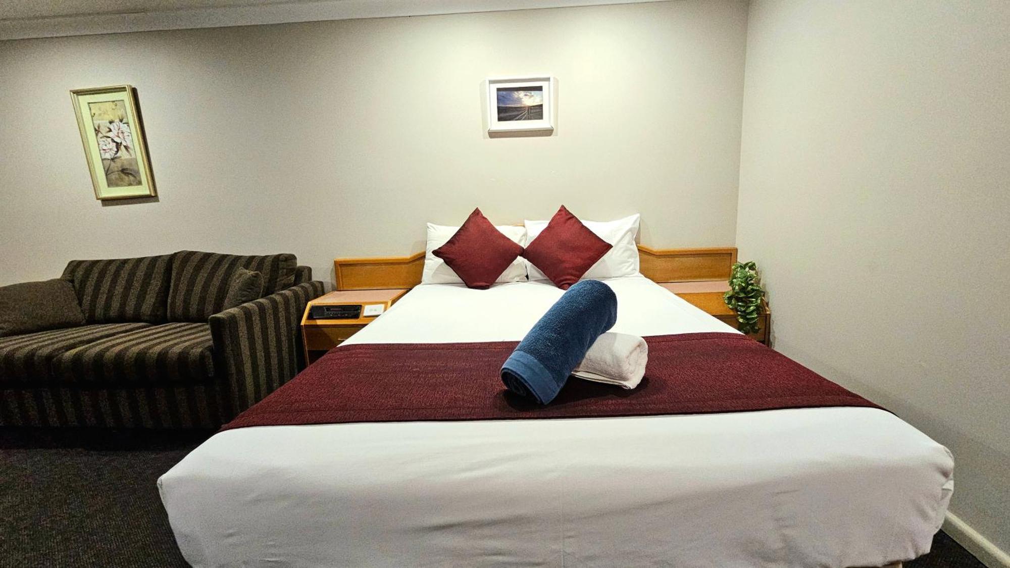 Hilltops Retreat Motor Inn Young Buitenkant foto