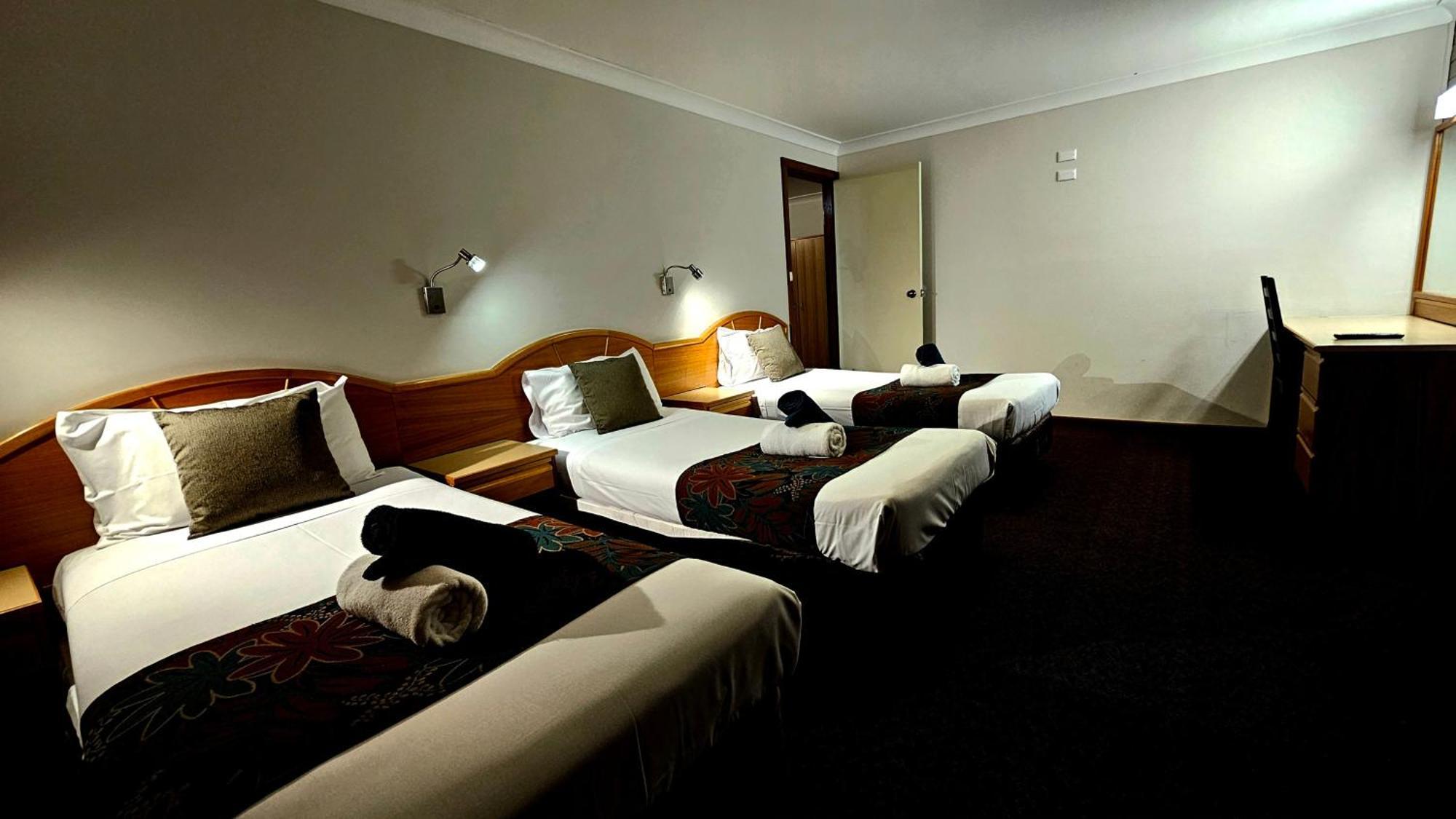 Hilltops Retreat Motor Inn Young Buitenkant foto