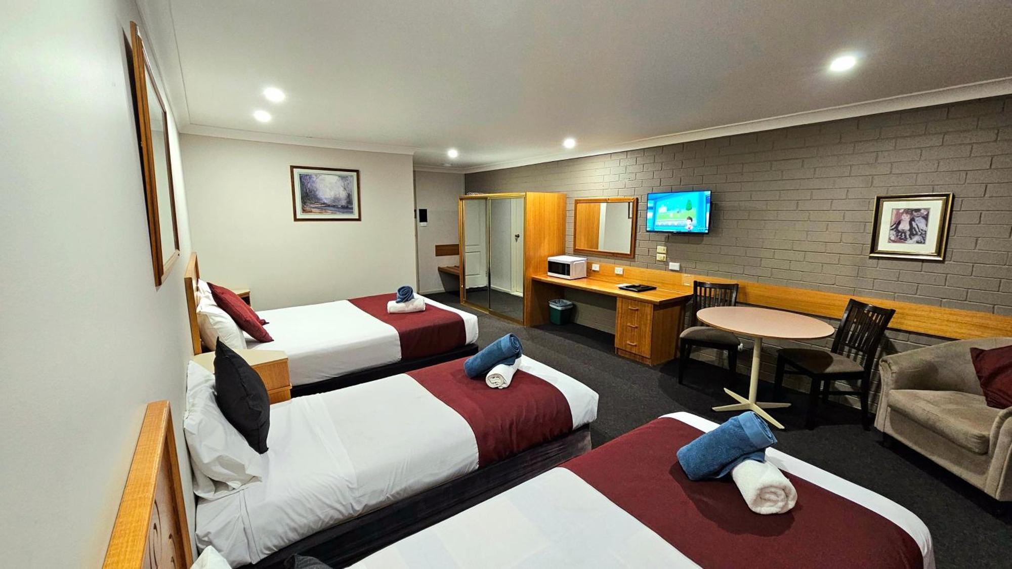 Hilltops Retreat Motor Inn Young Buitenkant foto