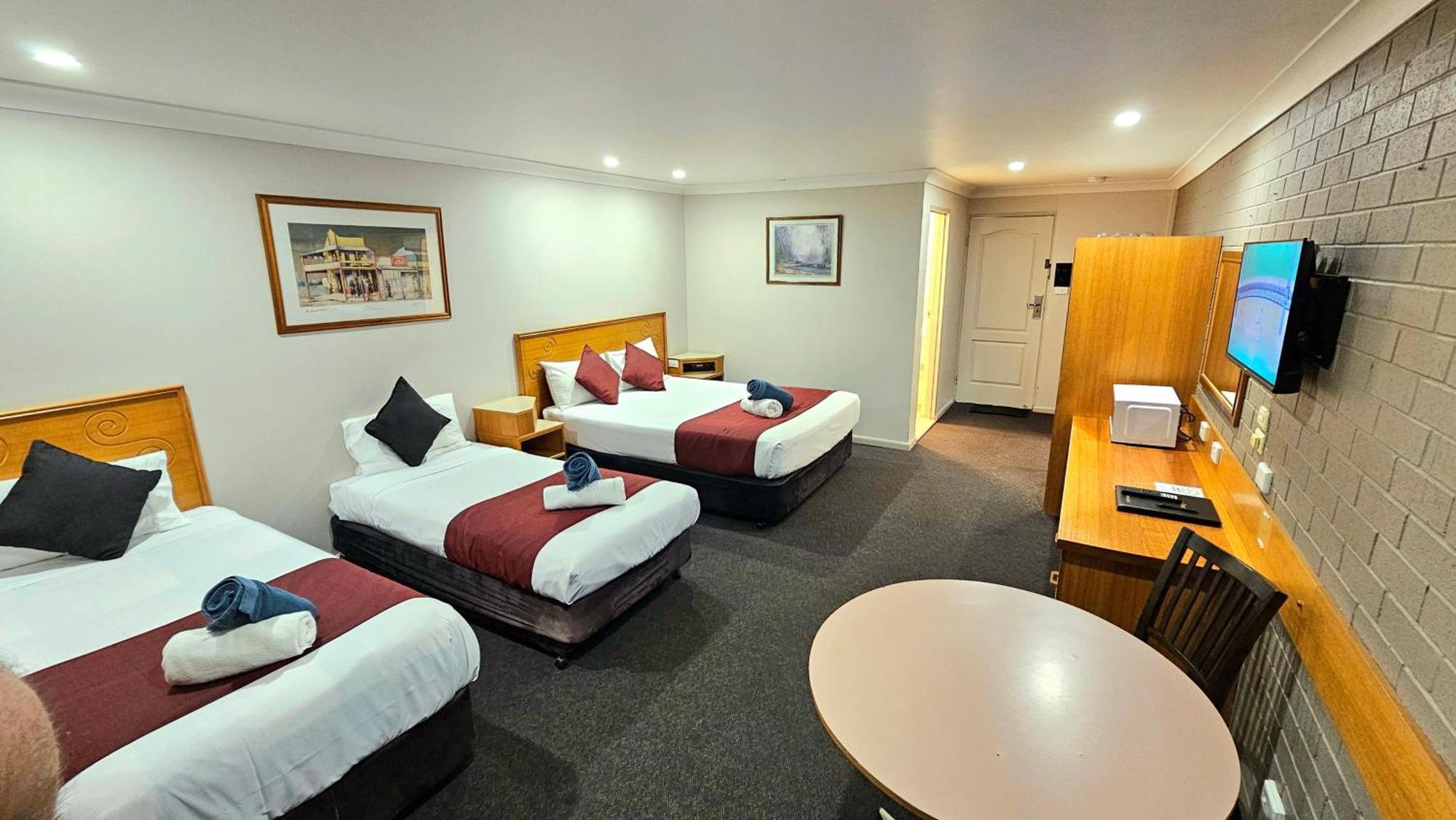 Hilltops Retreat Motor Inn Young Buitenkant foto
