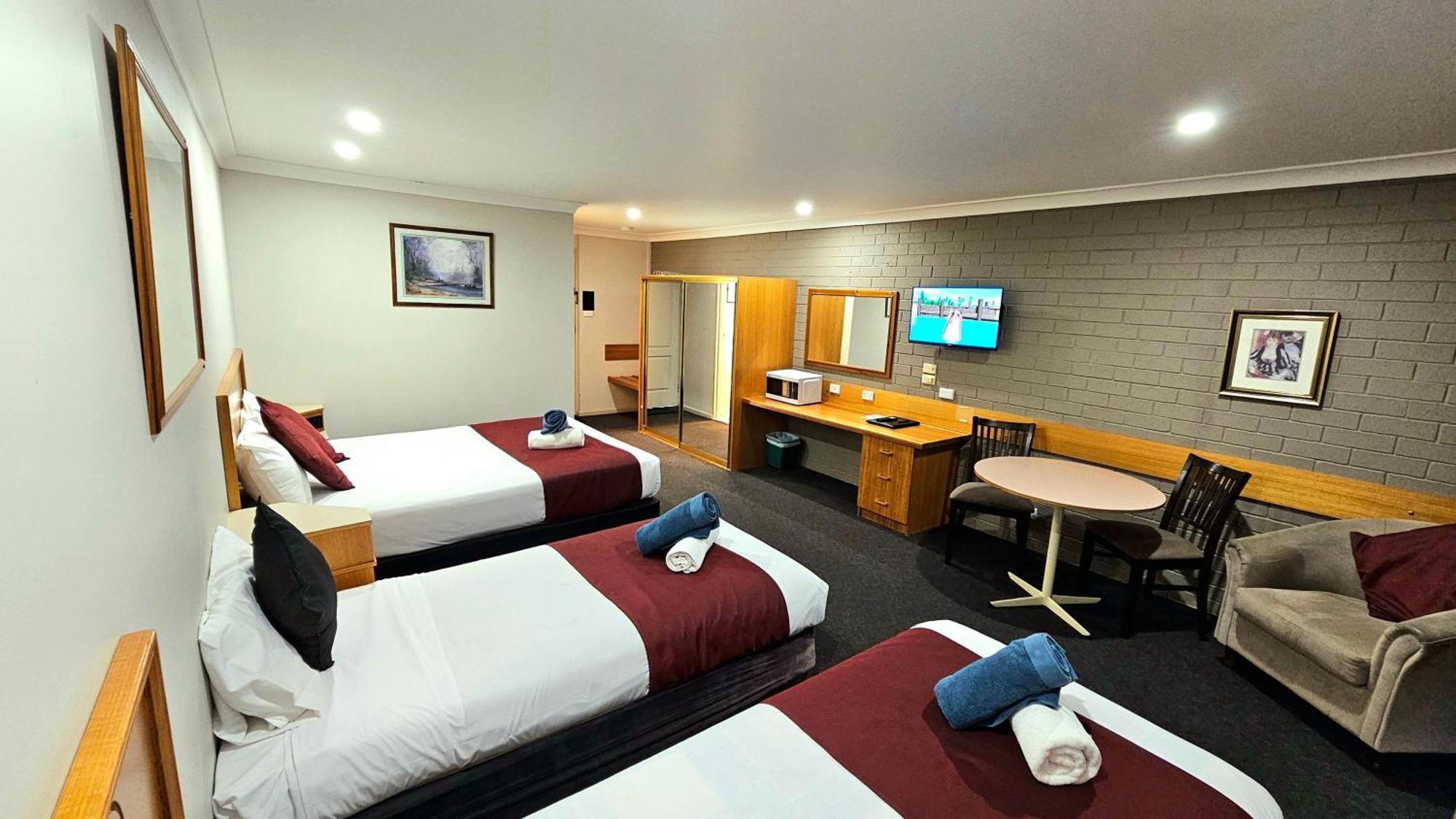 Hilltops Retreat Motor Inn Young Buitenkant foto