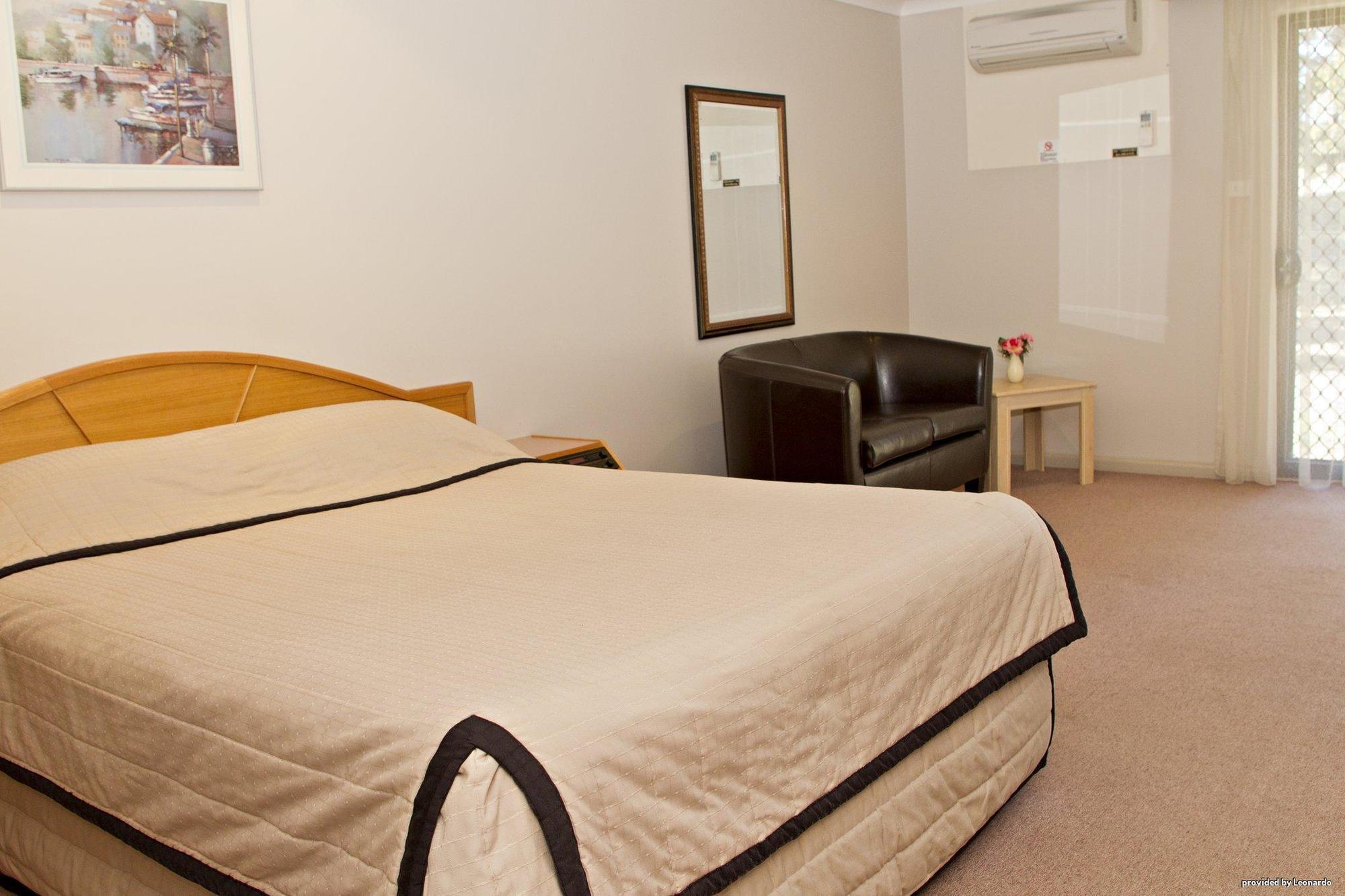Hilltops Retreat Motor Inn Young Kamer foto