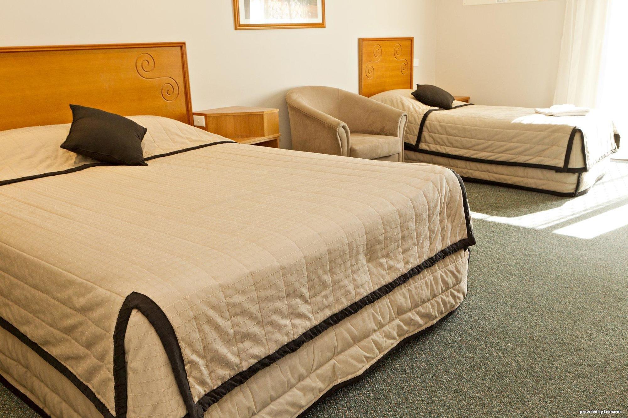 Hilltops Retreat Motor Inn Young Kamer foto
