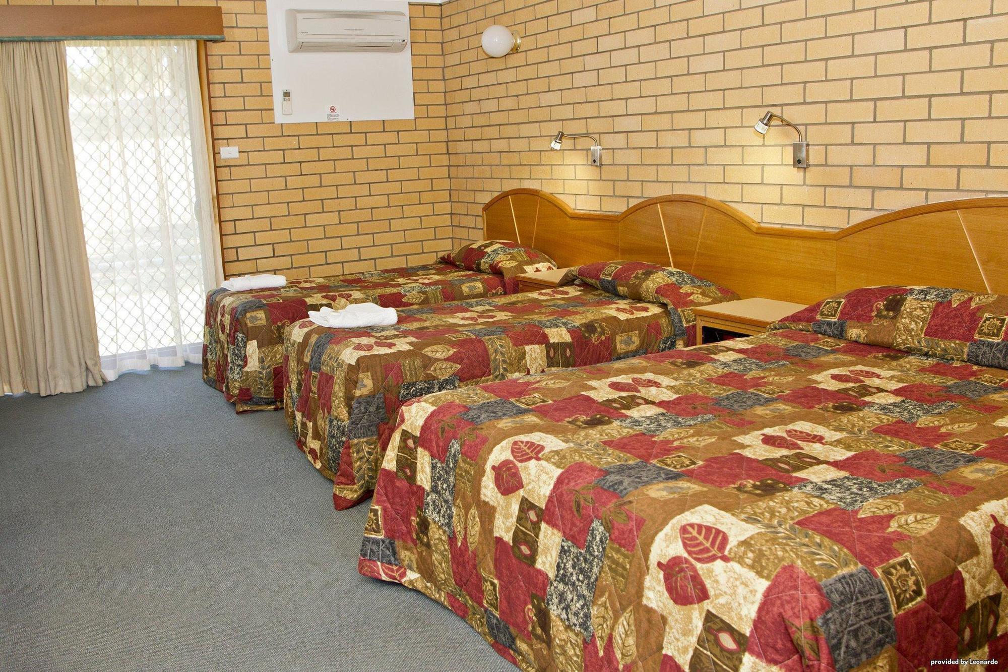 Hilltops Retreat Motor Inn Young Buitenkant foto