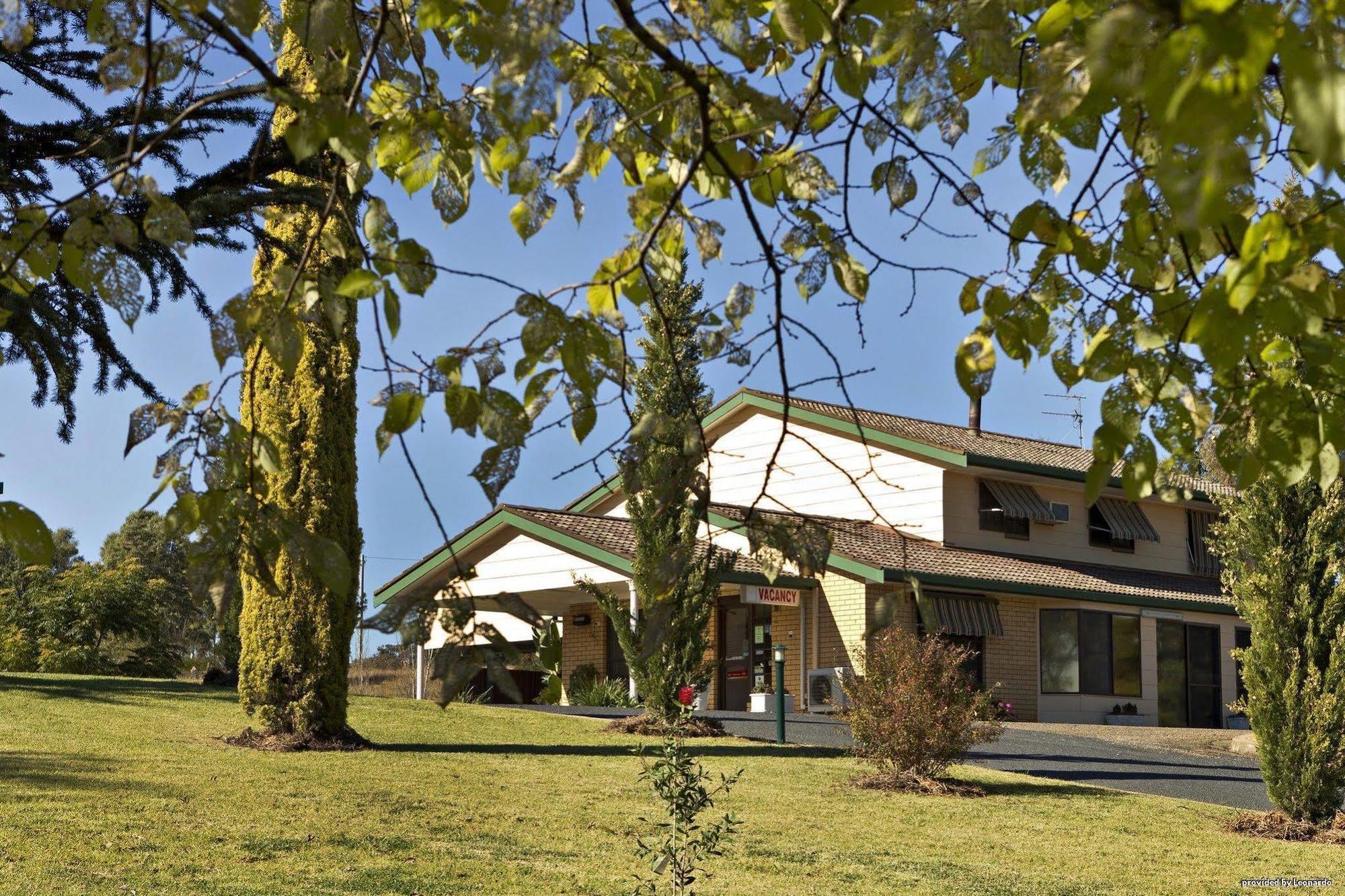 Hilltops Retreat Motor Inn Young Buitenkant foto
