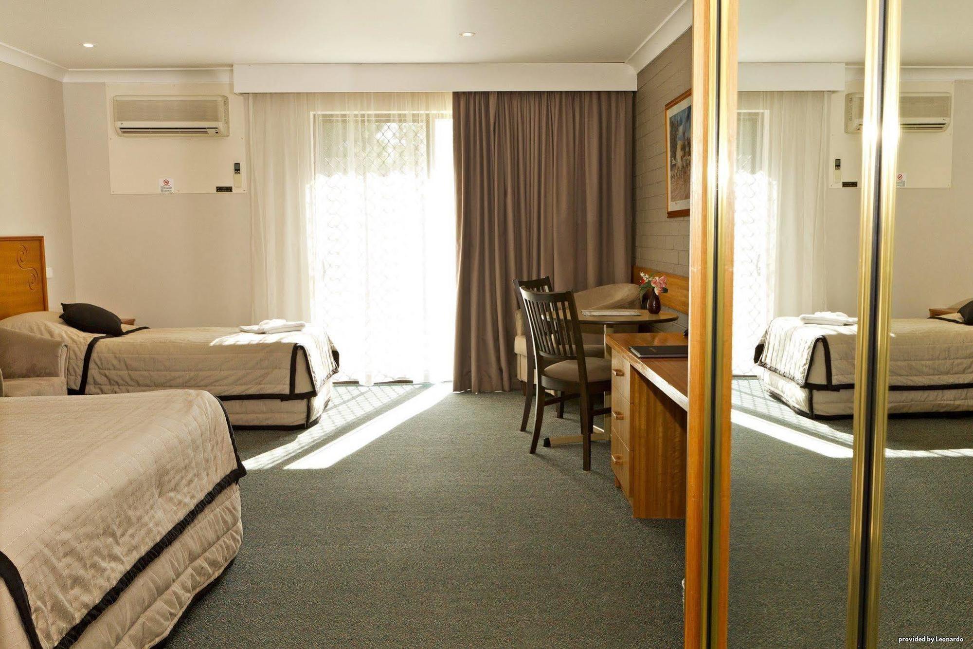 Hilltops Retreat Motor Inn Young Kamer foto
