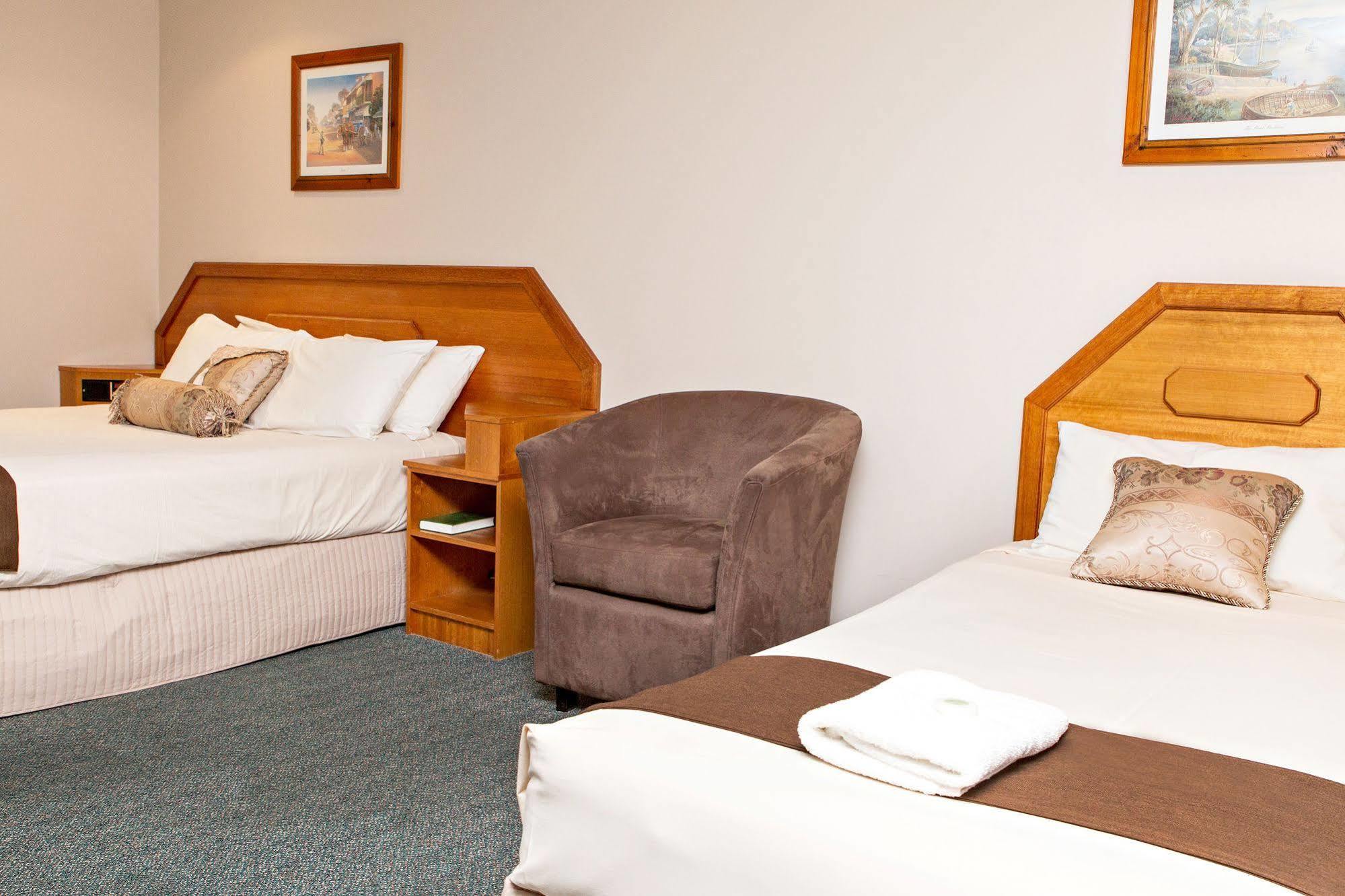 Hilltops Retreat Motor Inn Young Buitenkant foto